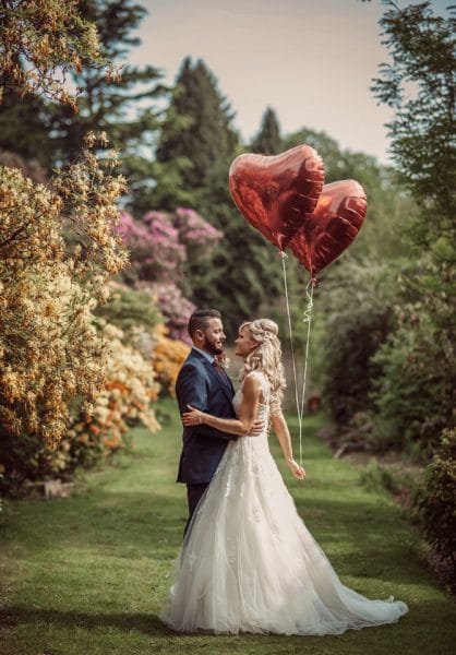 bride-groom-love-balloons